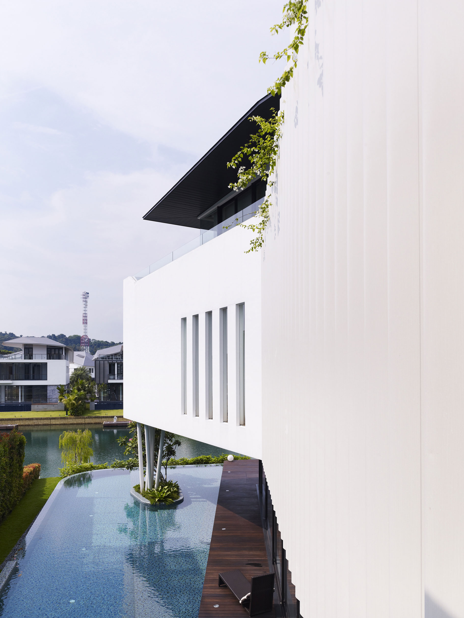 A Beautiful Contemporary Waterfront Home Inspired by the Boomerang Curve in Singapore by Aamer Architects (2)
