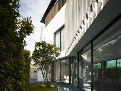 A Beautiful Contemporary Waterfront Home Inspired by the Boomerang Curve in Singapore by Aamer Architects (3)