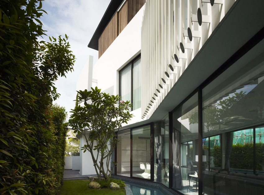 A Beautiful Contemporary Waterfront Home Inspired by the Boomerang Curve in Singapore by Aamer Architects (3)