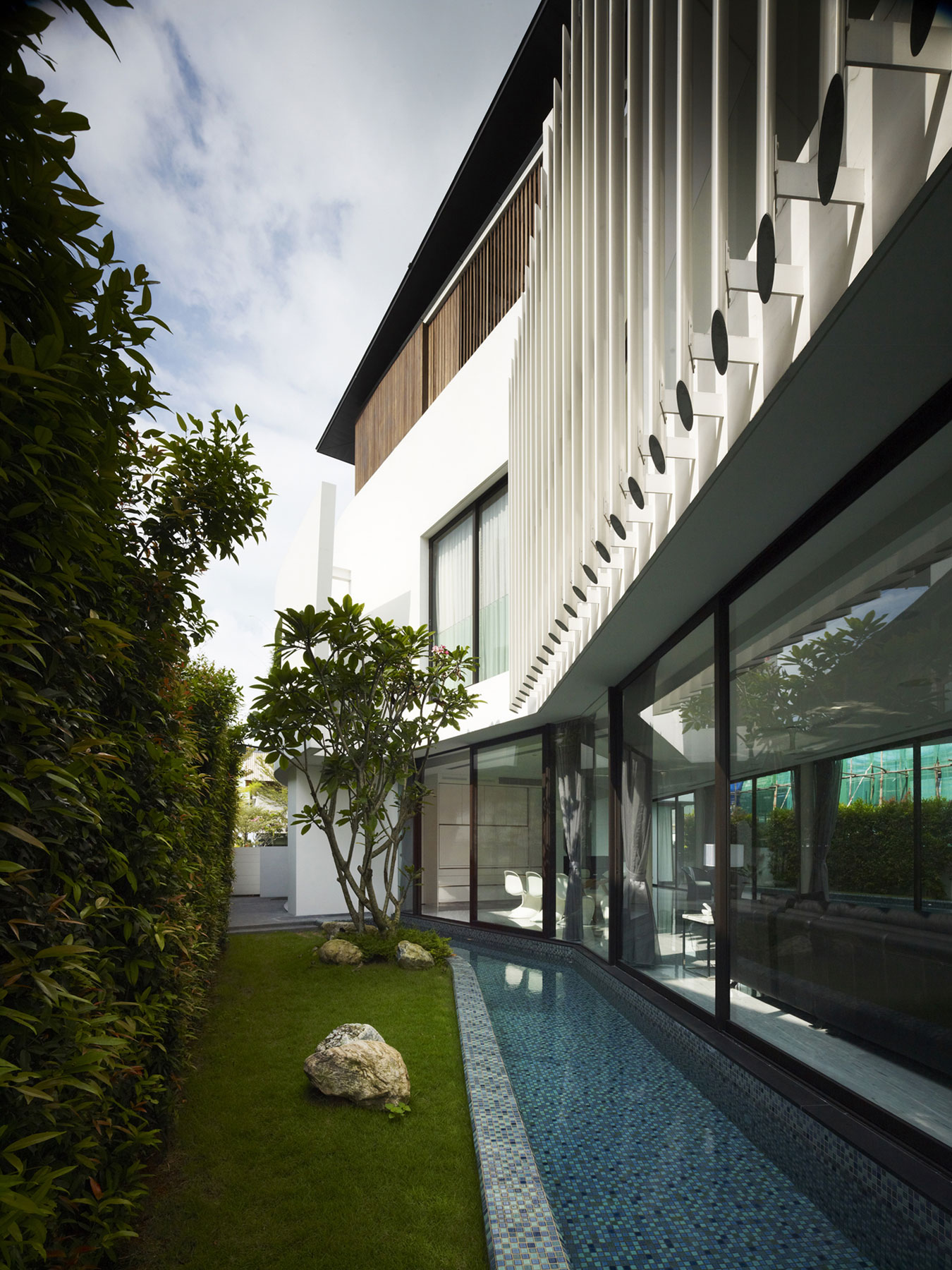 A Beautiful Contemporary Waterfront Home Inspired by the Boomerang Curve in Singapore by Aamer Architects (3)