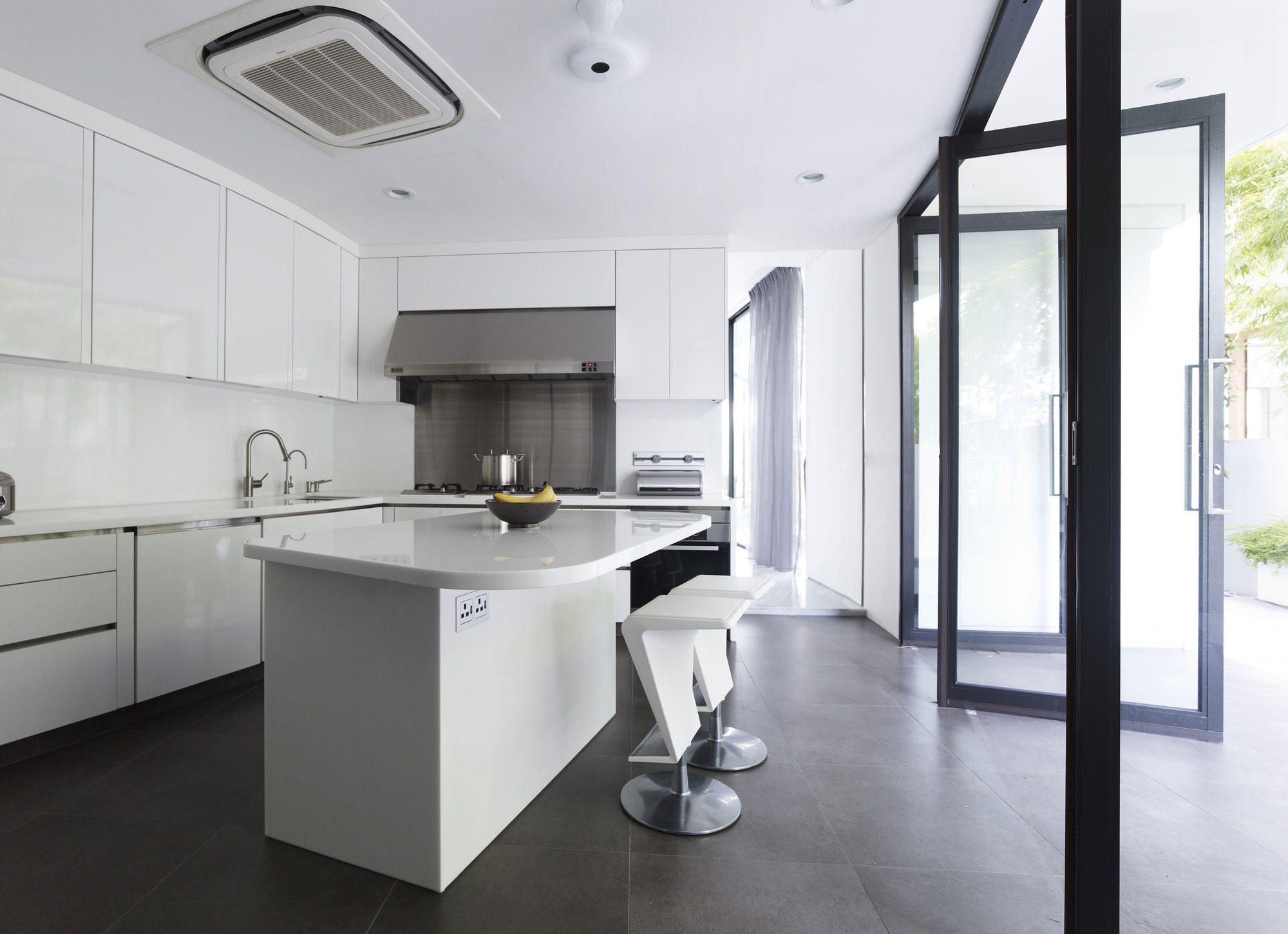 A Beautiful Contemporary Waterfront Home Inspired by the Boomerang Curve in Singapore by Aamer Architects (7)