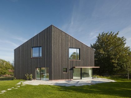 A Beautiful Modern Home Surrounded by Large Gardens in Denklingen, Germany by SoHo Architects (1)
