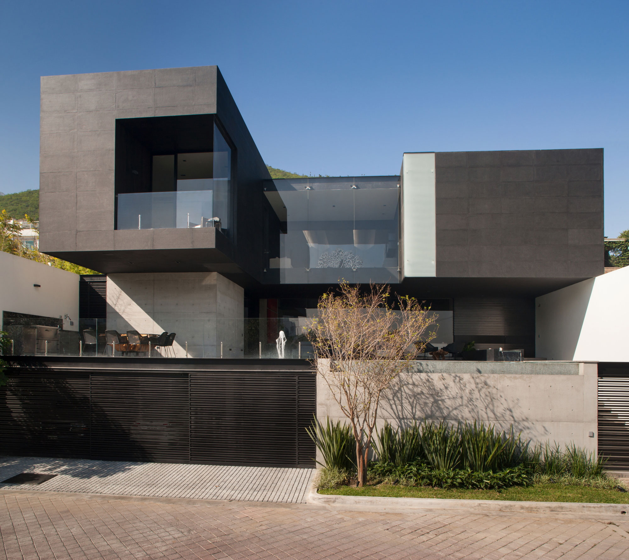 A Beautiful Modern Home with Cantilevered Volume and Floor-to-Ceiling Glass Walls in Garza Garcia by GLR Arquitectos (2)