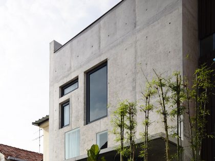 A Beautiful Modern House Made of Concrete Boxes and Timber Elements in Singapore by Hyla Architects (1)