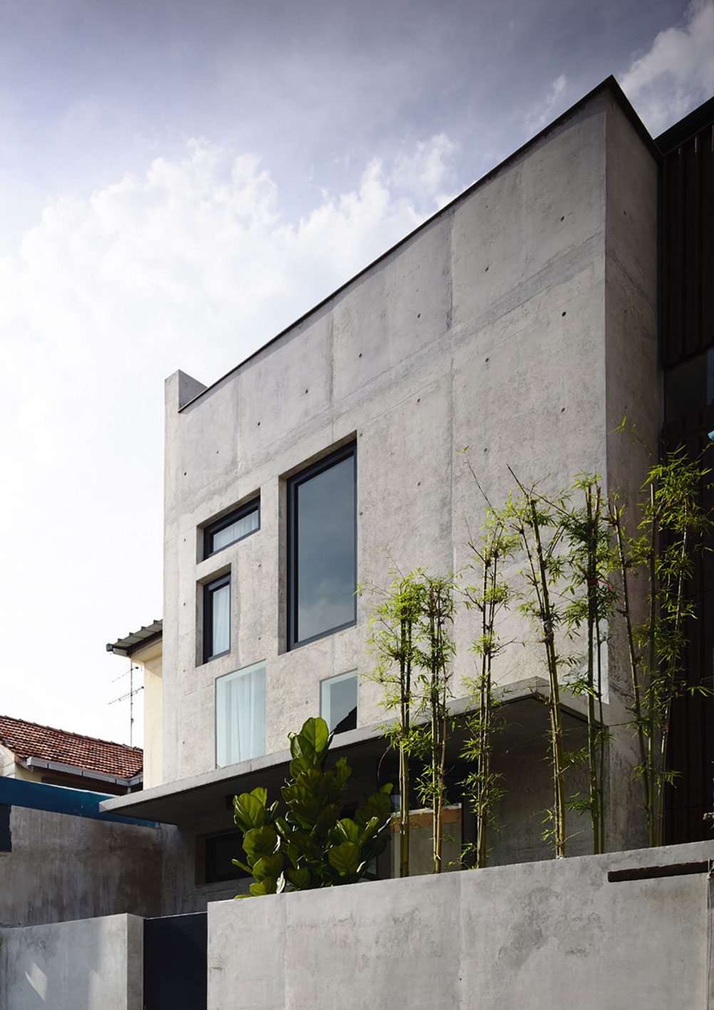 A Beautiful Modern House Made of Concrete Boxes and Timber Elements in Singapore by Hyla Architects (1)