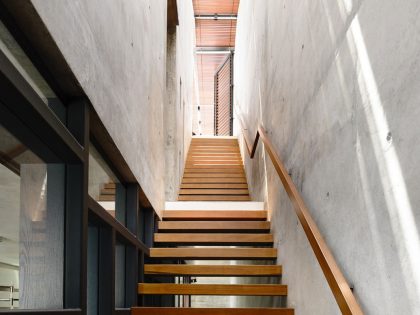 A Beautiful Modern House Made of Concrete Boxes and Timber Elements in Singapore by Hyla Architects (12)