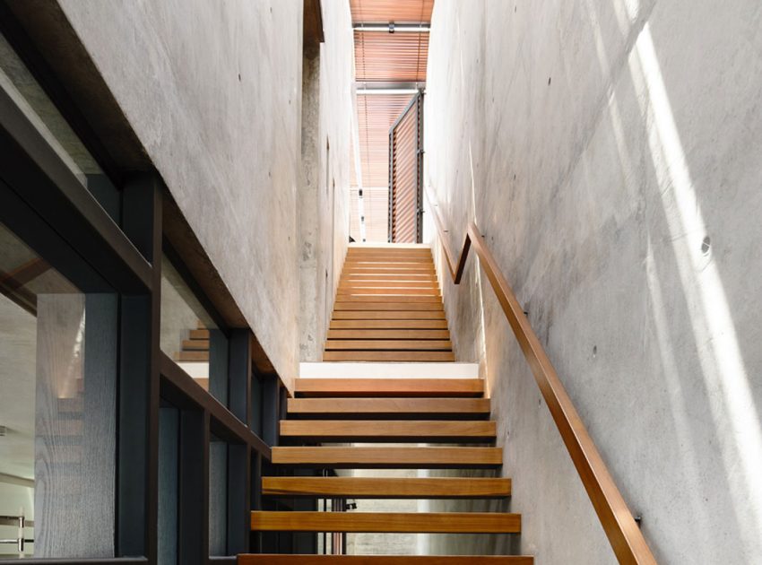 A Beautiful Modern House Made of Concrete Boxes and Timber Elements in Singapore by Hyla Architects (12)