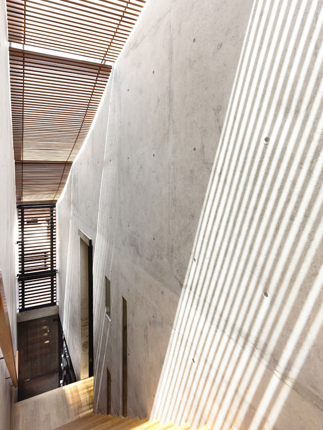 A Beautiful Modern House Made of Concrete Boxes and Timber Elements in Singapore by Hyla Architects (13)