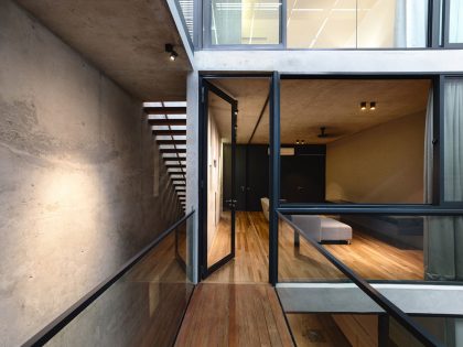 A Beautiful Modern House Made of Concrete Boxes and Timber Elements in Singapore by Hyla Architects (14)