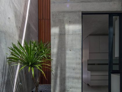 A Beautiful Modern House Made of Concrete Boxes and Timber Elements in Singapore by Hyla Architects (2)