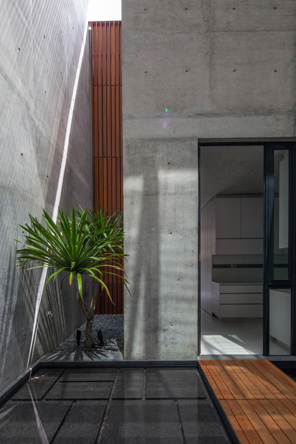A Beautiful Modern House Made of Concrete Boxes and Timber Elements in Singapore by Hyla Architects (2)