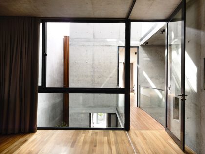 A Beautiful Modern House Made of Concrete Boxes and Timber Elements in Singapore by Hyla Architects (23)