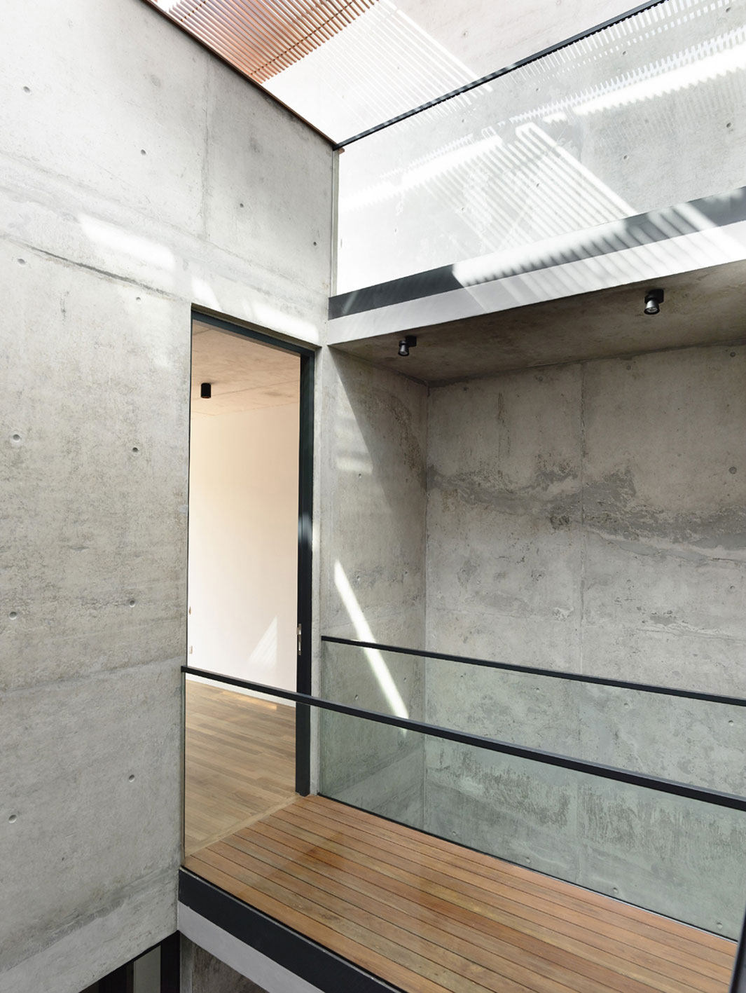 A Beautiful Modern House Made of Concrete Boxes and Timber Elements in Singapore by Hyla Architects (24)