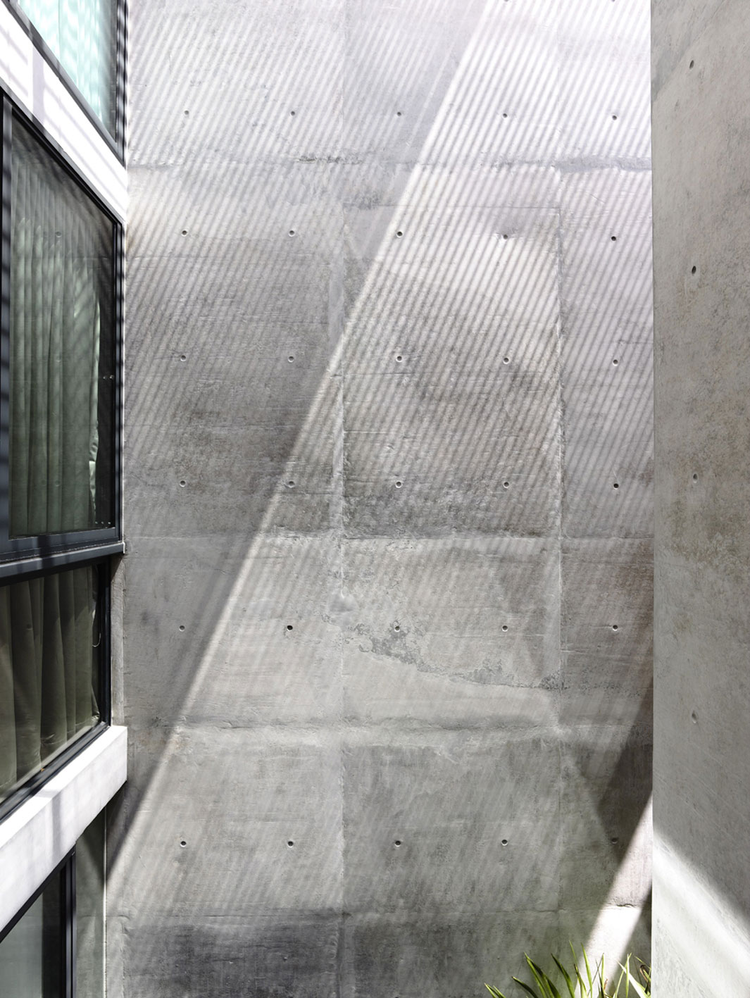 A Beautiful Modern House Made of Concrete Boxes and Timber Elements in Singapore by Hyla Architects (25)