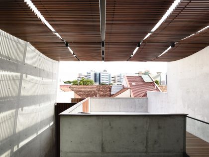 A Beautiful Modern House Made of Concrete Boxes and Timber Elements in Singapore by Hyla Architects (28)