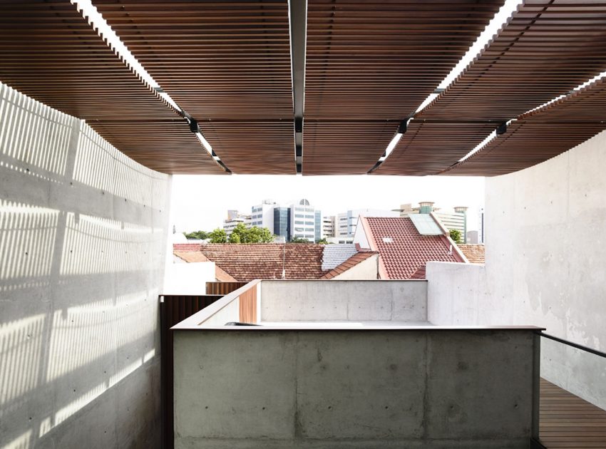 A Beautiful Modern House Made of Concrete Boxes and Timber Elements in Singapore by Hyla Architects (28)