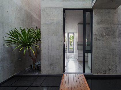 A Beautiful Modern House Made of Concrete Boxes and Timber Elements in Singapore by Hyla Architects (3)