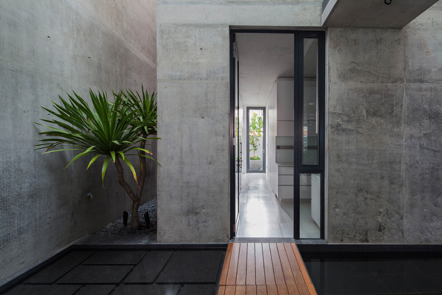 A Beautiful Modern House Made of Concrete Boxes and Timber Elements in Singapore by Hyla Architects (3)