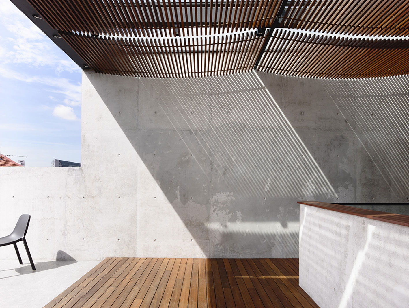 A Beautiful Modern House Made of Concrete Boxes and Timber Elements in Singapore by Hyla Architects (30)