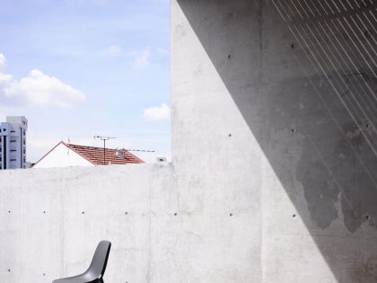 A Beautiful Modern House Made of Concrete Boxes and Timber Elements in Singapore by Hyla Architects (31)