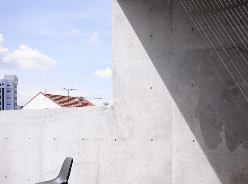 A Beautiful Modern House Made of Concrete Boxes and Timber Elements in Singapore by Hyla Architects (31)