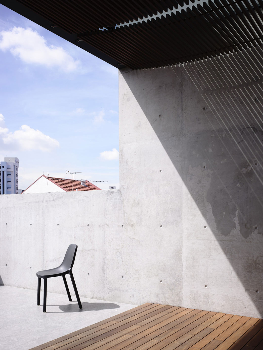 A Beautiful Modern House Made of Concrete Boxes and Timber Elements in Singapore by Hyla Architects (31)