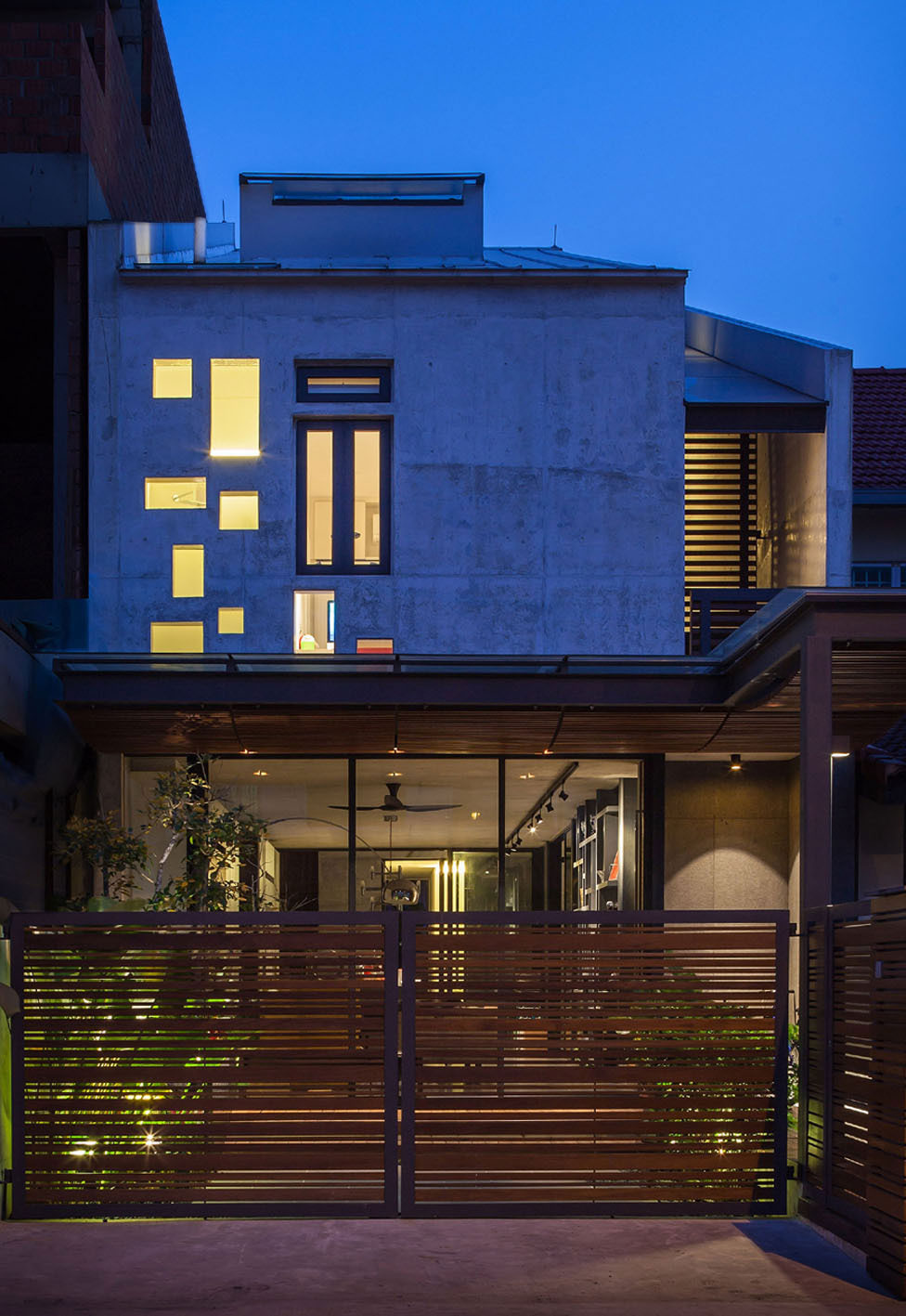 A Beautiful Modern House Made of Concrete Boxes and Timber Elements in Singapore by Hyla Architects (32)