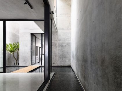 A Beautiful Modern House Made of Concrete Boxes and Timber Elements in Singapore by Hyla Architects (7)