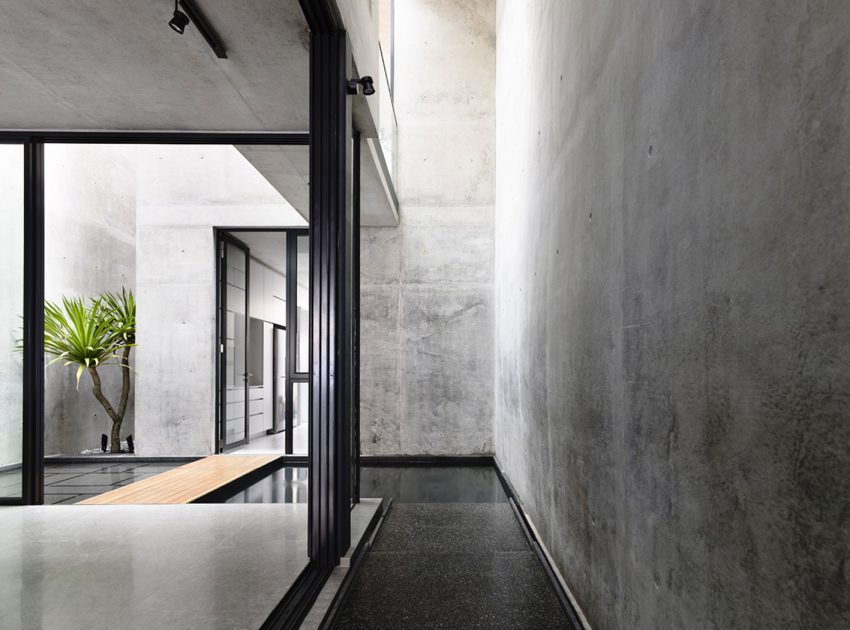 A Beautiful Modern House Made of Concrete Boxes and Timber Elements in Singapore by Hyla Architects (7)