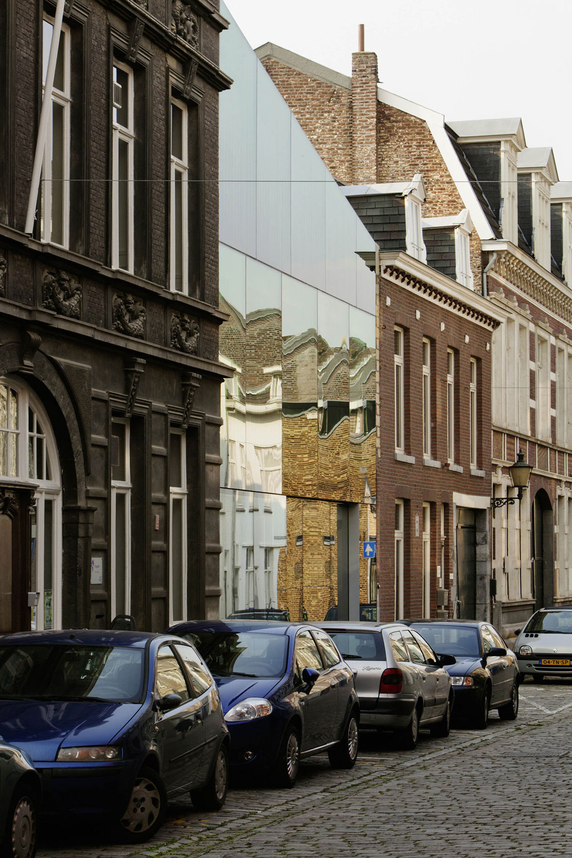 A Beautiful Modern House for a Vintage Car Collector in Maastricht, The Netherlands by Wiel Arets Architects (14)