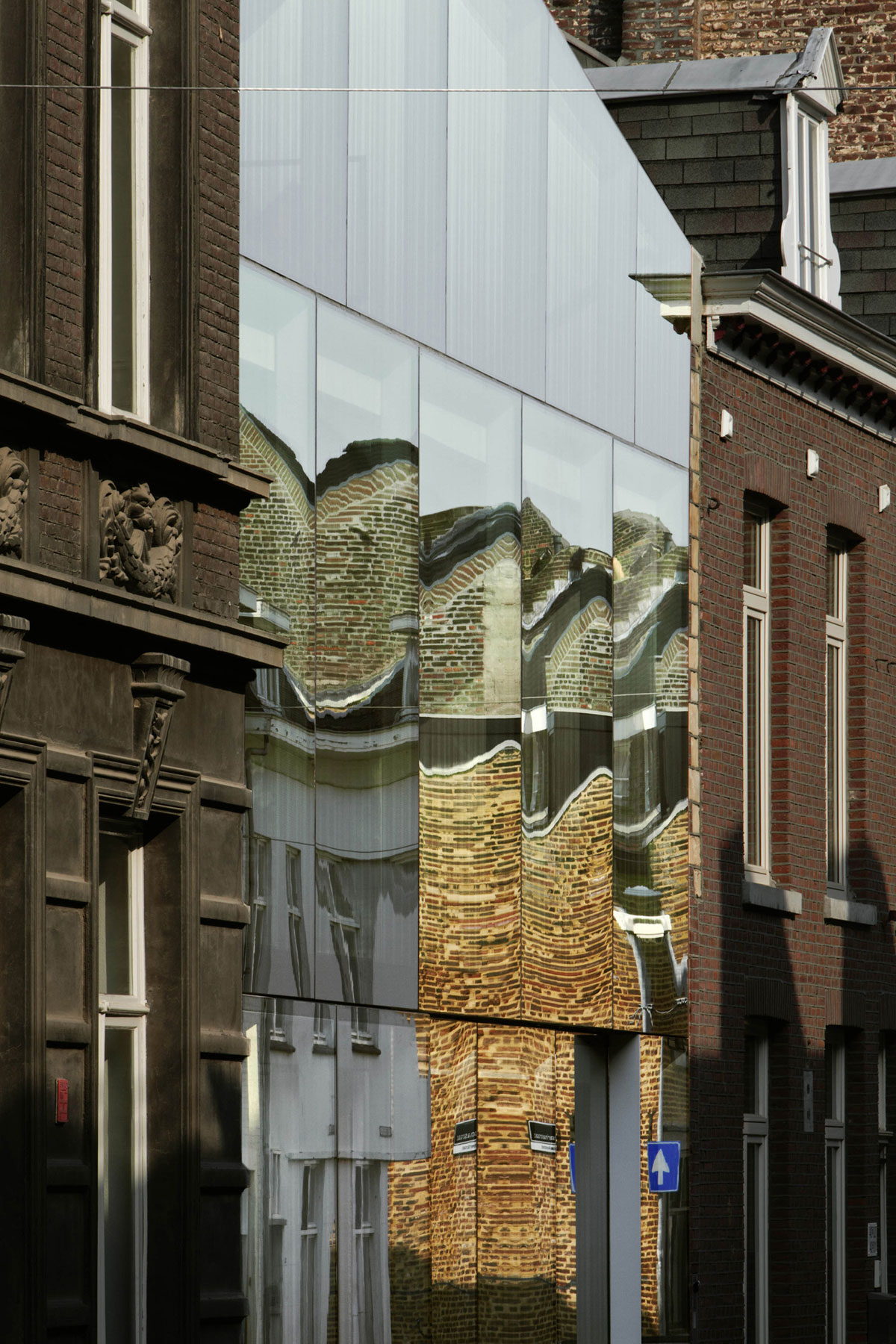 A Beautiful Modern House for a Vintage Car Collector in Maastricht, The Netherlands by Wiel Arets Architects (16)