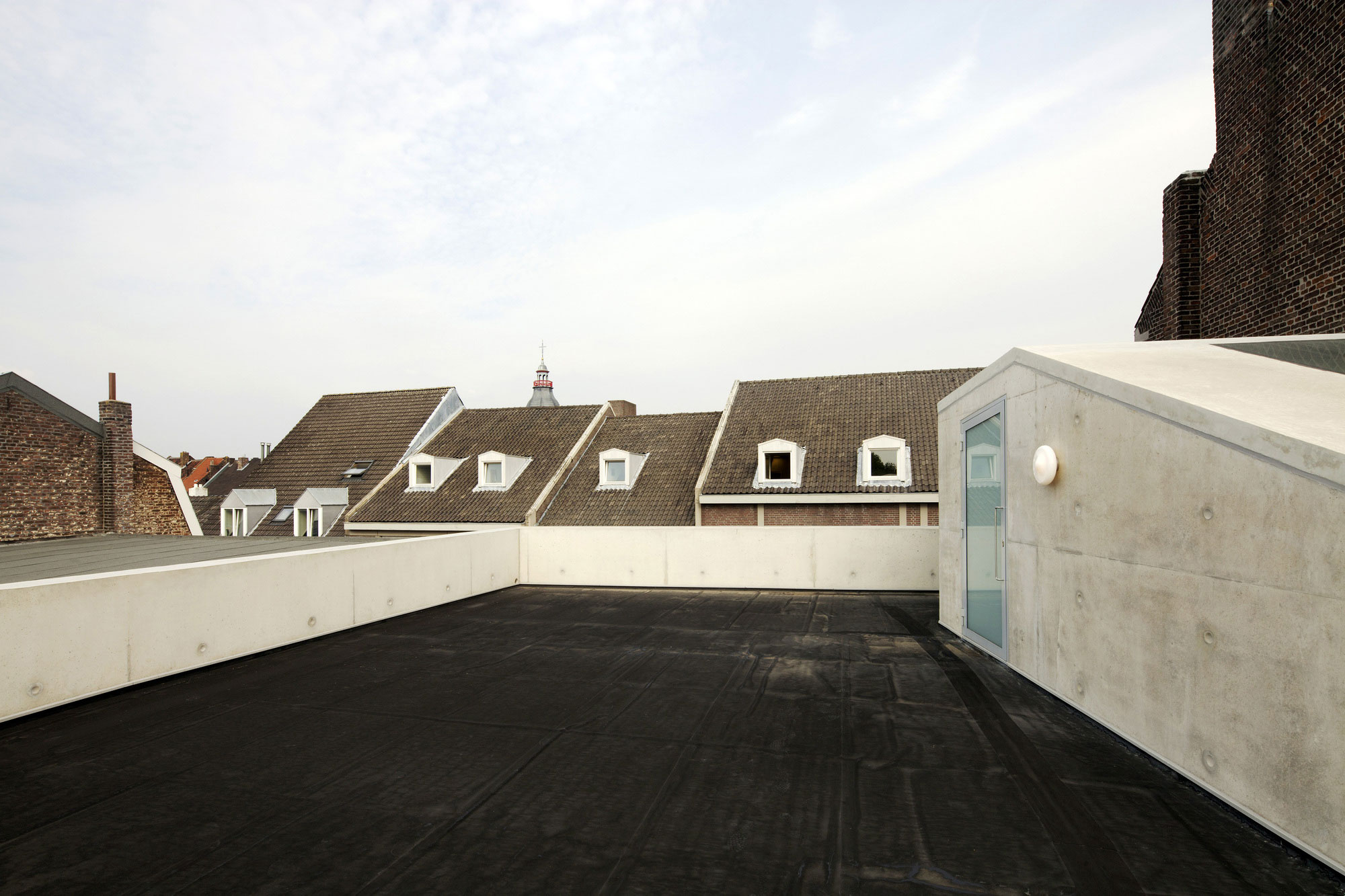 A Beautiful Modern House for a Vintage Car Collector in Maastricht, The Netherlands by Wiel Arets Architects (3)
