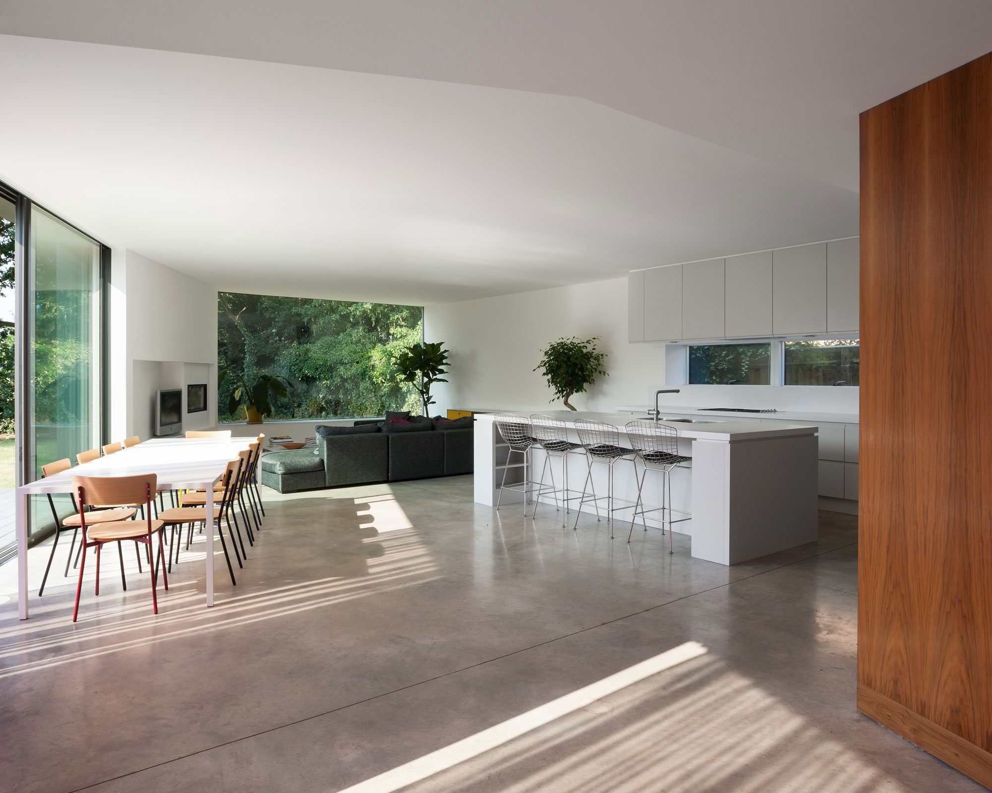 A Beautiful Multi-Faceted Modern Home for a Family of Three Generations in Surrey, England by SOUP Architects (13)