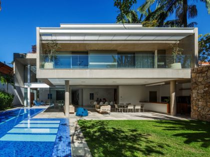 A Beautiful Rectangular House with a Mixture of Concrete and Steel Structures in São Paulo