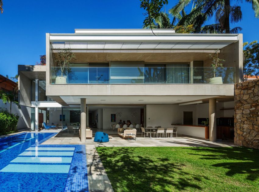 A Beautiful Rectangular House with a Mixture of Concrete and Steel Structures in São Paulo by Reinach Mendonça Arquitetos Associados (1)