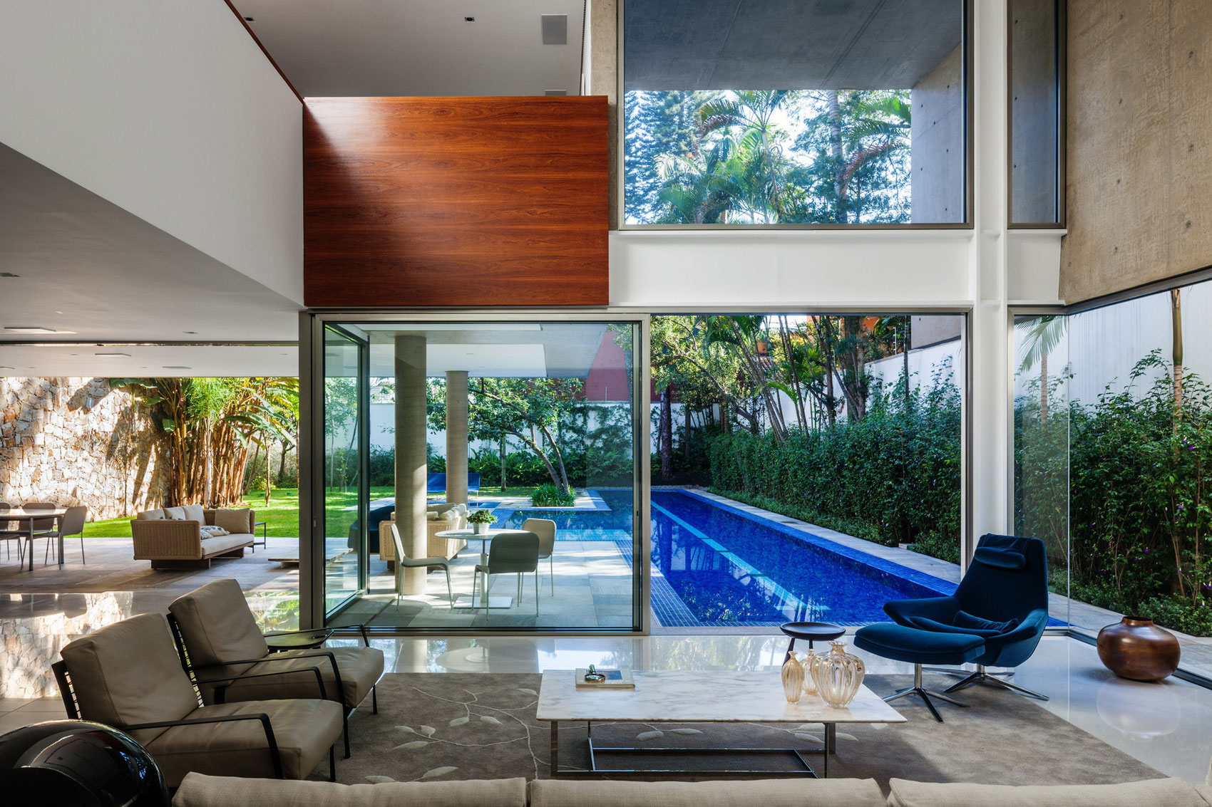 A Beautiful Rectangular House with a Mixture of Concrete and Steel Structures in São Paulo by Reinach Mendonça Arquitetos Associados (11)