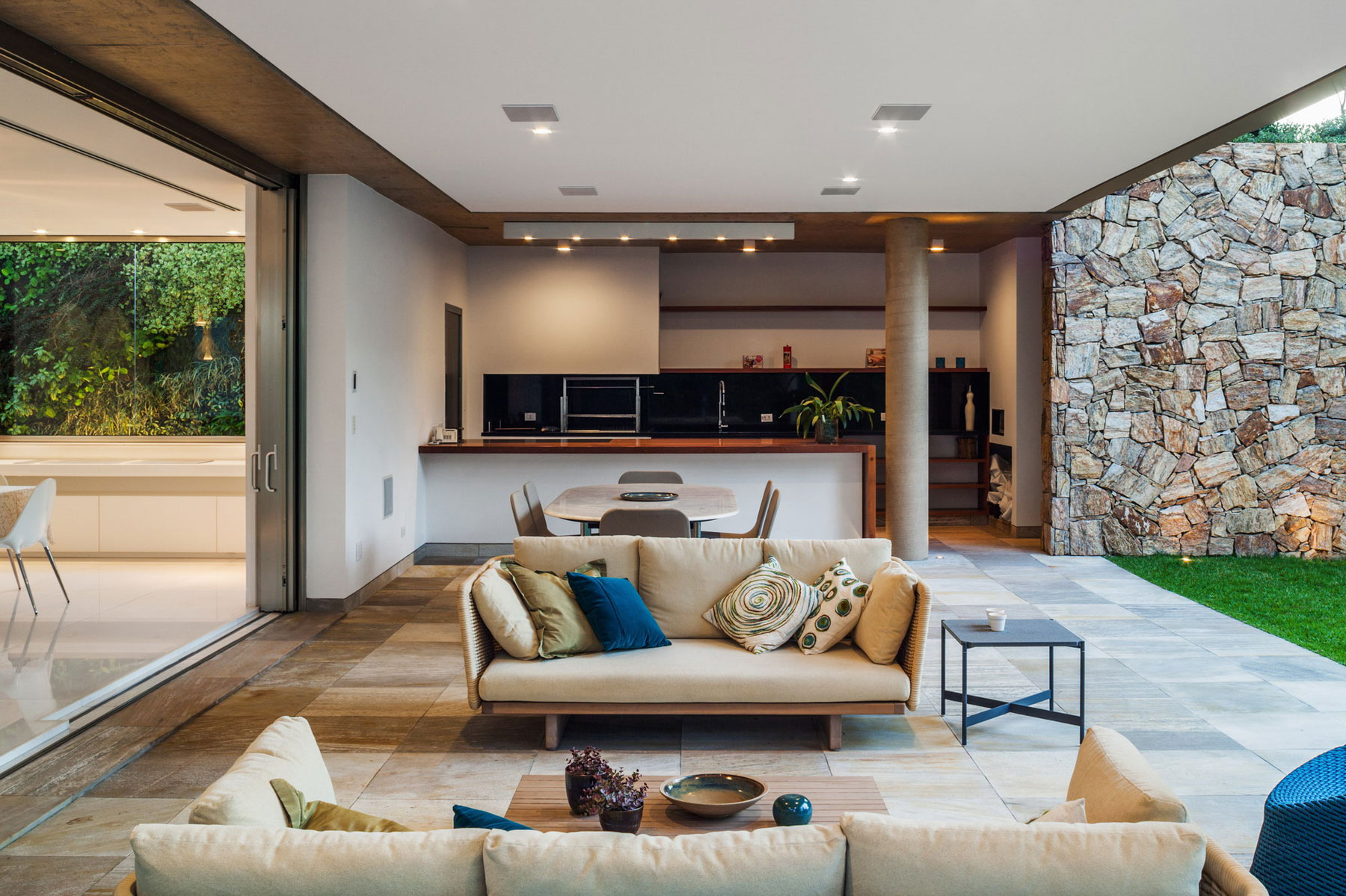 A Beautiful Rectangular House with a Mixture of Concrete and Steel Structures in São Paulo by Reinach Mendonça Arquitetos Associados (14)