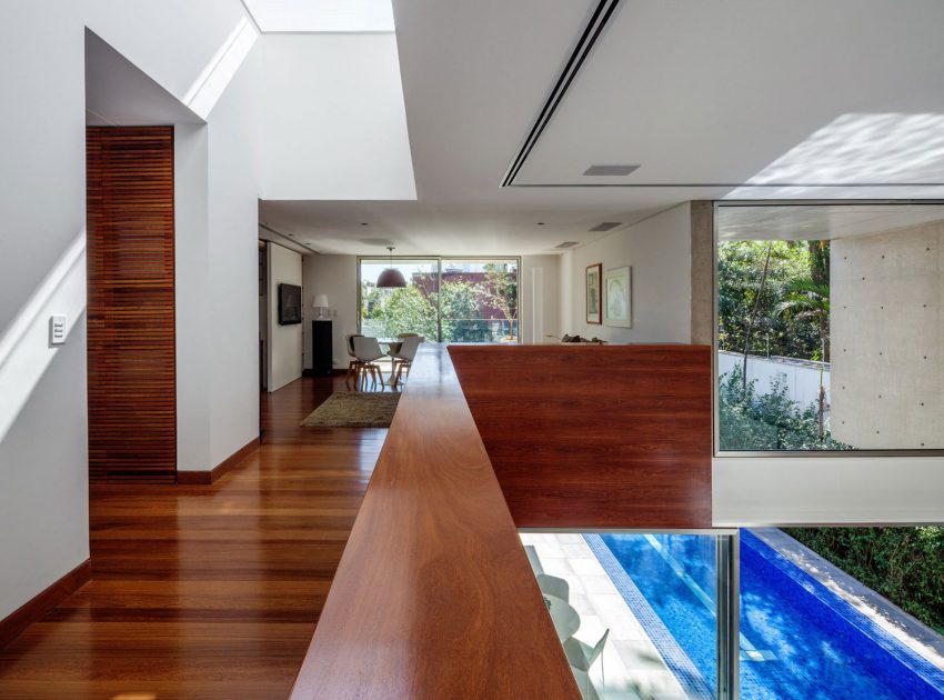 A Beautiful Rectangular House with a Mixture of Concrete and Steel Structures in São Paulo by Reinach Mendonça Arquitetos Associados (15)