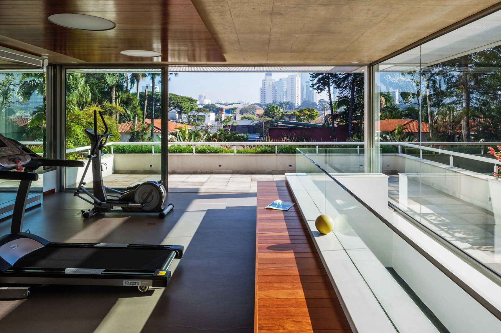A Beautiful Rectangular House with a Mixture of Concrete and Steel Structures in São Paulo by Reinach Mendonça Arquitetos Associados (16)