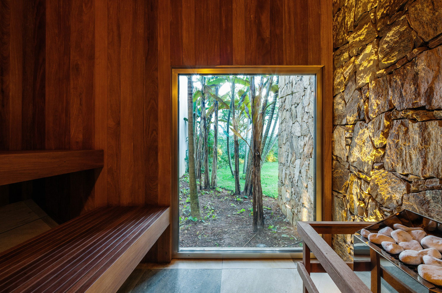 A Beautiful Rectangular House with a Mixture of Concrete and Steel Structures in São Paulo by Reinach Mendonça Arquitetos Associados (17)