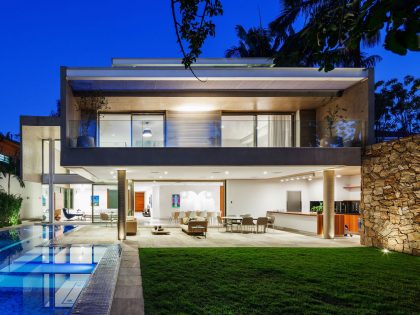 A Beautiful Rectangular House with a Mixture of Concrete and Steel Structures in São Paulo by Reinach Mendonça Arquitetos Associados (19)