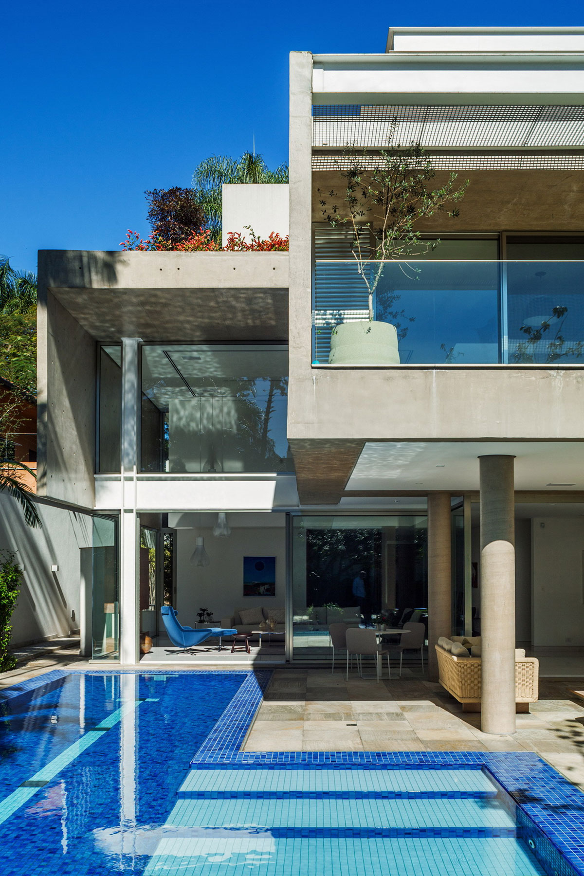 A Beautiful Rectangular House with a Mixture of Concrete and Steel Structures in São Paulo by Reinach Mendonça Arquitetos Associados (2)