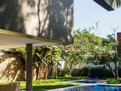 A Beautiful Rectangular House with a Mixture of Concrete and Steel Structures in São Paulo by Reinach Mendonça Arquitetos Associados (3)