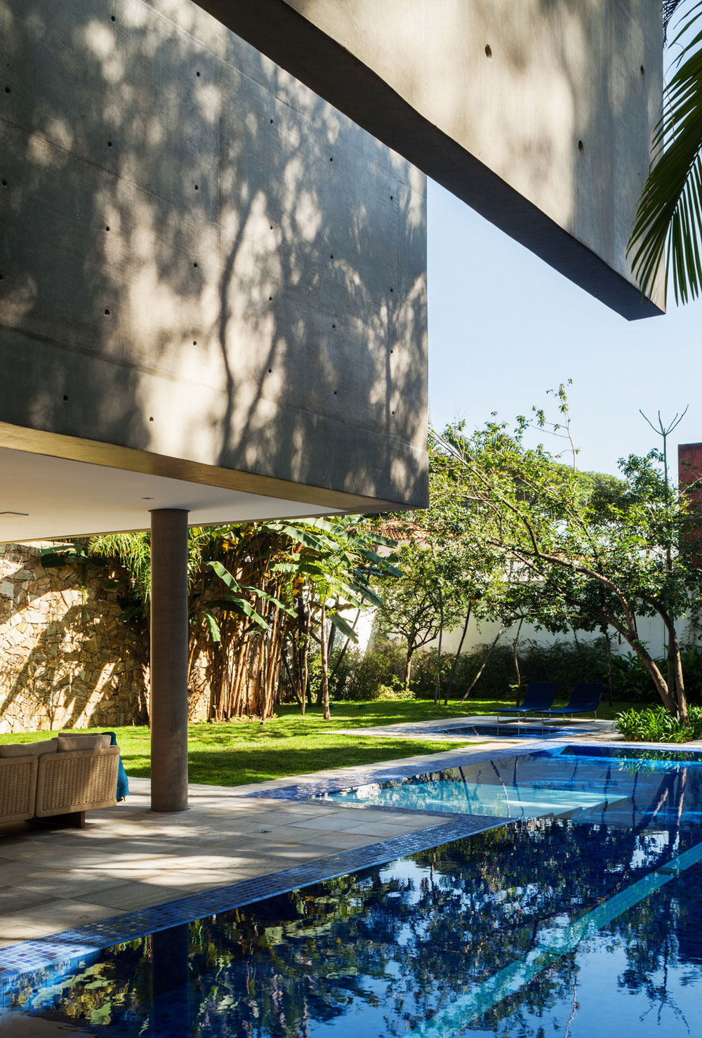 A Beautiful Rectangular House with a Mixture of Concrete and Steel Structures in São Paulo by Reinach Mendonça Arquitetos Associados (3)