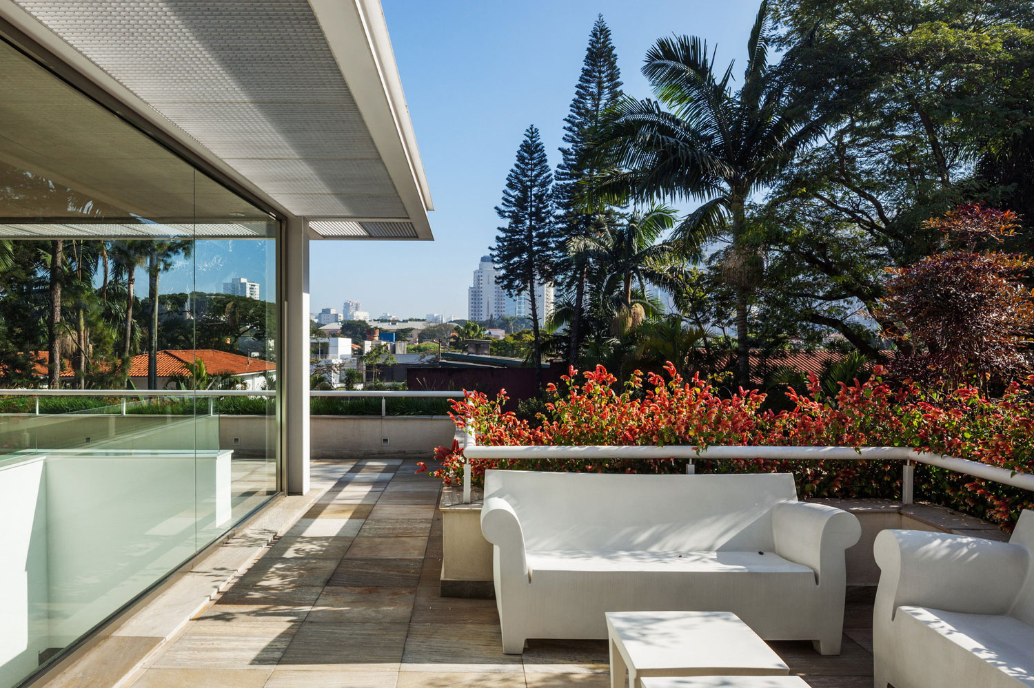 A Beautiful Rectangular House with a Mixture of Concrete and Steel Structures in São Paulo by Reinach Mendonça Arquitetos Associados (4)