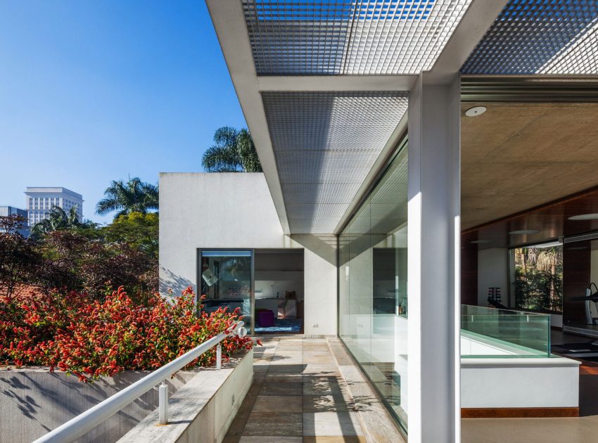 A Beautiful Rectangular House with a Mixture of Concrete and Steel Structures in São Paulo by Reinach Mendonça Arquitetos Associados (5)