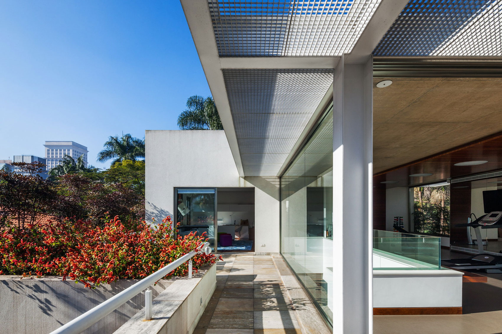 A Beautiful Rectangular House with a Mixture of Concrete and Steel Structures in São Paulo by Reinach Mendonça Arquitetos Associados (5)