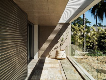 A Beautiful Rectangular House with a Mixture of Concrete and Steel Structures in São Paulo by Reinach Mendonça Arquitetos Associados (6)