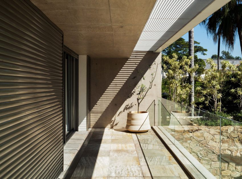 A Beautiful Rectangular House with a Mixture of Concrete and Steel Structures in São Paulo by Reinach Mendonça Arquitetos Associados (6)