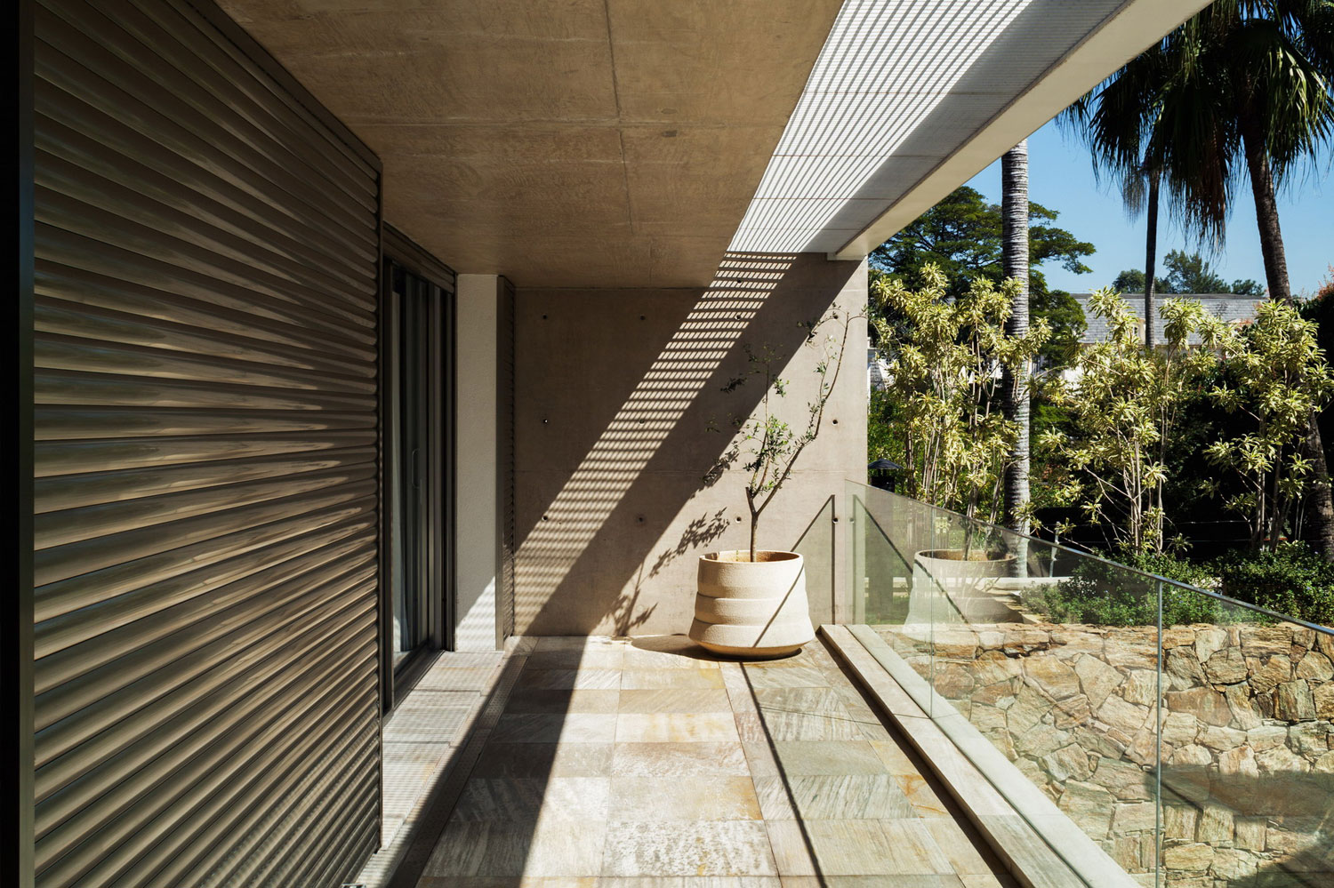 A Beautiful Rectangular House with a Mixture of Concrete and Steel Structures in São Paulo by Reinach Mendonça Arquitetos Associados (6)